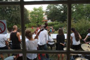 Berggruen-Bigband durch das Fenster des Wintergartens