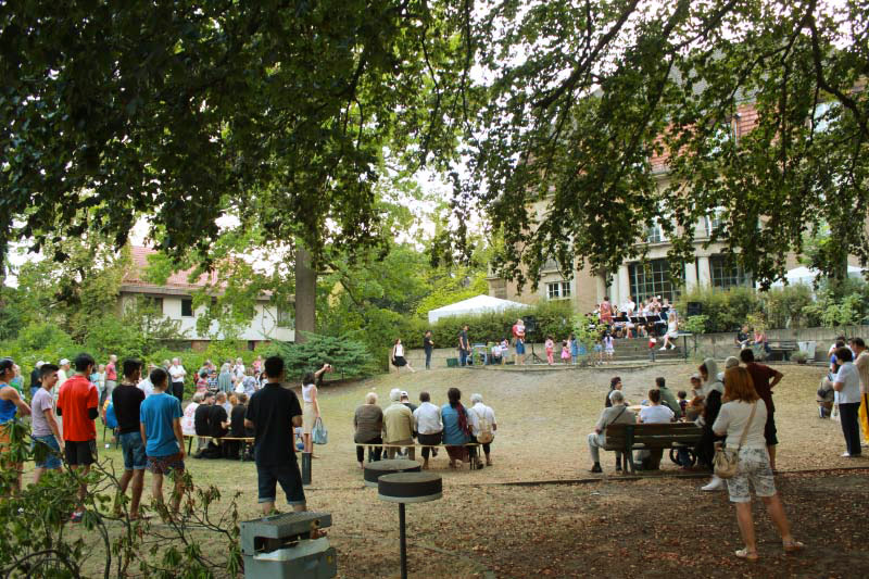 Im großen Garten mit vielen Menschen