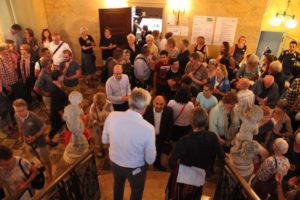 Gäste im Foyer