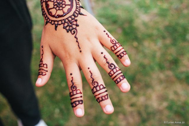 Hand mit Hennatatoo